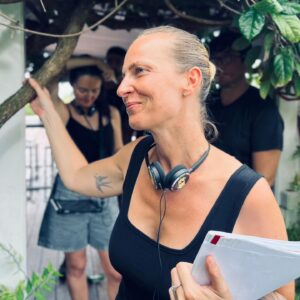 Sonia Rolland Instagram - Sur notre petit nuage martiniquais… ☀️🌴

Merci encore d’avoir été au rendez-vous de @tropiquescriminelsofficiel hier soir! 

Épisodes 5/6/7/8 réalisés par @pascale_guerre ✨

📌 Replay sur la plateforme France.Tv 

📸 @etiennemuller05 

#TropiquesCriminels saison5 #SaisonInedite @federationstudios @france2 @france.tv