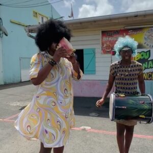 Sonia Rolland Instagram - Allez, on chasse un peu les nuages… 🌬️
.
Ici ça tourne. On évoque le Carnaval, le mariage burlesque… on rit, on découvre, on s’émerveille… bref, le temps d’un clap, on sort de cette période anxiogène. 🎥☀️🌴
.
#Tournage #OnSet #TropiquesCriminels #Madinina #Martinique #Carnaval #Caribbean #WestIndies @federationstudios @francetelevisions