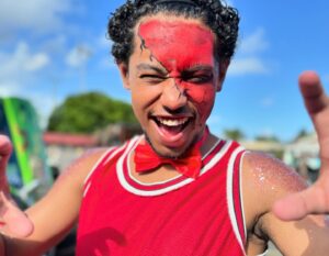 Sonia Rolland Instagram - Allez, on chasse un peu les nuages… 🌬️
.
Ici ça tourne. On évoque le Carnaval, le mariage burlesque… on rit, on découvre, on s’émerveille… bref, le temps d’un clap, on sort de cette période anxiogène. 🎥☀️🌴
.
#Tournage #OnSet #TropiquesCriminels #Madinina #Martinique #Carnaval #Caribbean #WestIndies @federationstudios @francetelevisions