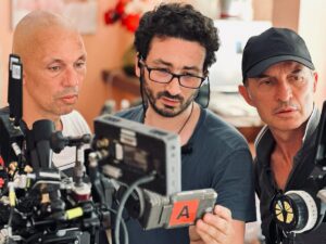Sonia Rolland Instagram - Florilège de moments de vie de plateau 🎥☀️🌴

Sous la direction de @julienseri et de sa super team! Ça pulse 💥💥💥

📸 @fabien_sauvaitre @malekomatic 

@tropiquescriminelsofficiel 
#Tournage #Madinina #Martinique @federationstudios #France2 @france.tv