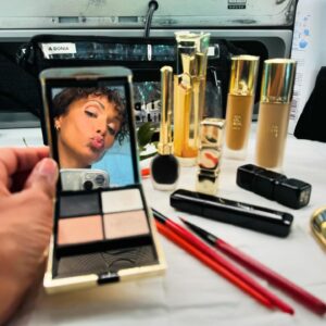 Sonia Rolland Instagram - Tournage 🎬🎥✨

📌 Bloc 2 de @tropiquescriminelsofficiel 

Sous la direction de la merveilleuse @mhcopti 💫

📸 @fabien_sauvaitre 

#TropiquesCriminels #Tournage saison6 @federationstudios @france.tv #Martinique #Madinina