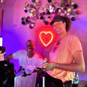 Sonia Rolland Instagram - Tournage 🎬🎥✨

📌 Bloc 2 de @tropiquescriminelsofficiel 

Sous la direction de la merveilleuse @mhcopti 💫

📸 @fabien_sauvaitre 

#TropiquesCriminels #Tournage saison6 @federationstudios @france.tv #Martinique #Madinina