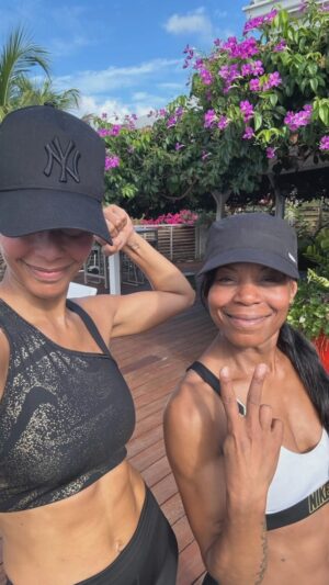 Sonia Rolland Instagram - Sport & Enjaillement… 🔥

Complicité depuis 12 ans @nevergiveupnancy 💪🏽❤️

🎼 No scrubs / TLC 

#sport #prepa #tournage #coaching #pilates #renforcementmusculaire #discipline #friendship #friends