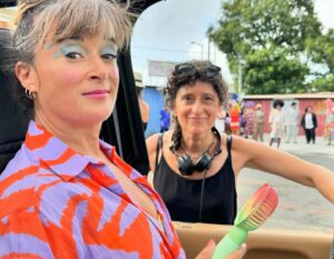 Sonia Rolland Instagram - Allez, on chasse un peu les nuages… 🌬️
.
Ici ça tourne. On évoque le Carnaval, le mariage burlesque… on rit, on découvre, on s’émerveille… bref, le temps d’un clap, on sort de cette période anxiogène. 🎥☀️🌴
.
#Tournage #OnSet #TropiquesCriminels #Madinina #Martinique #Carnaval #Caribbean #WestIndies @federationstudios @francetelevisions