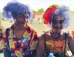 Sonia Rolland Instagram - Allez, on chasse un peu les nuages… 🌬️
.
Ici ça tourne. On évoque le Carnaval, le mariage burlesque… on rit, on découvre, on s’émerveille… bref, le temps d’un clap, on sort de cette période anxiogène. 🎥☀️🌴
.
#Tournage #OnSet #TropiquesCriminels #Madinina #Martinique #Carnaval #Caribbean #WestIndies @federationstudios @francetelevisions