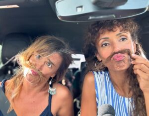 Sonia Rolland Instagram - Allez, on chasse un peu les nuages… 🌬️
.
Ici ça tourne. On évoque le Carnaval, le mariage burlesque… on rit, on découvre, on s’émerveille… bref, le temps d’un clap, on sort de cette période anxiogène. 🎥☀️🌴
.
#Tournage #OnSet #TropiquesCriminels #Madinina #Martinique #Carnaval #Caribbean #WestIndies @federationstudios @francetelevisions