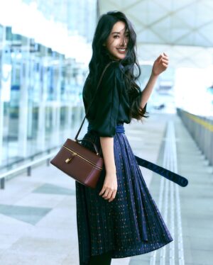 Sonia Sui Instagram - 早安。
來一點港風🤍

👗🥿👜all by  @loropiana 
#LoroPiana #LoroPianaFW24 @leo9chow 
Make up @backstagejimywu
Hair  @chuan518
Photo @hazel_chiu_