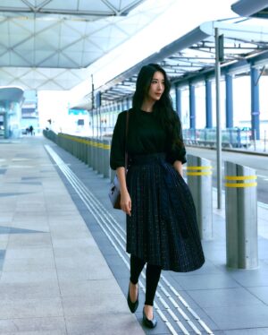 Sonia Sui Instagram - 早安。
來一點港風🤍

👗🥿👜all by  @loropiana 
#LoroPiana #LoroPianaFW24 @leo9chow 
Make up @backstagejimywu
Hair  @chuan518
Photo @hazel_chiu_