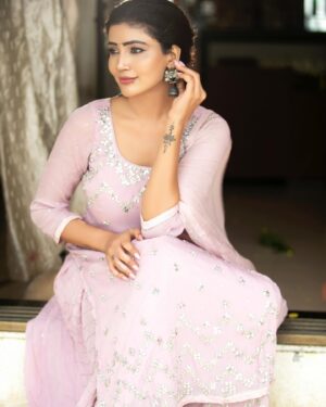 Soniya Bansal Instagram - Be the change that you wish to see in the.  Jewellery @aquamarine_jewellery
Styled by @shru_birla
Glam by @makeup_asfaque