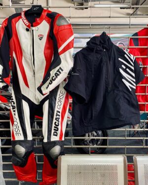 Sooraj Pancholi Instagram - “There's a point – 7000 RPM – where everything fades. When your seeing becomes weightless, just disappears. And all that's left is a body moving through space and time” @ducatidelhi @ducati @ducati_india @buddh.international.circuit @isbkracing #ducati #rpm #slicks #burnout #trackday #v4s #superbikes #ridesafe #ridinggear #pitcrew