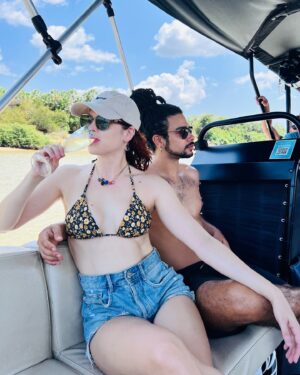 Sophia Abrahão Instagram - não quero mais ir embora 🥲☀️❤️ 
que dia especial: passeio de barco pelo rio, mergulho pra renovar as energias, e pra fechar o dia com chave de ouro, pôr do sol com a revoada dos guarás (uma das coisas mais encantadoras que eu já vi na vida)! tô apaixonada por esse lugar :)