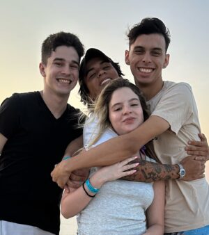 Sophia Valverde Instagram - Contagem regressiva pra essa turma estar junta de novo ❤️ 

E dessa vez prometo que pego uma bronze 😅

#amo #fortaleza #fortal #nordeste #sol