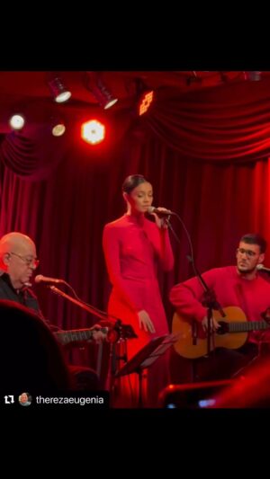 Sophie Charlotte Instagram - O show: Depois Enfim de @cezarmendes no @clubemanouche foi muito emocionante! Que emoção poder fazer parte dessa noite com @tomlveloso , e @mosquitomqt , Tomas Improta . E @tnalia e @marisamonte subiram no palco também , abraçaram com música o mestre Cezinha para assinar a noite com muito amor ! Porque @cezarmendes é um mestre ! Grande músico e um amigo extraordinário! Foi o máximo !