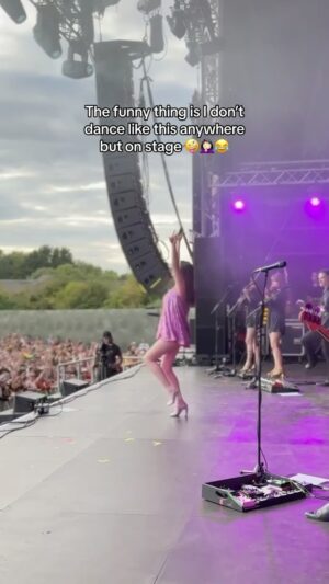 Sophie Ellis-Bextor Instagram - Which leg do you think is fitter? The one that always kicks or the one which supports the kicking? 🤣 My signature move 💃