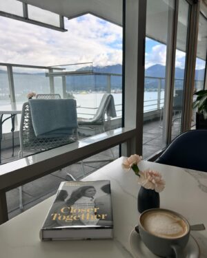Sophie Grégoire Instagram - Hey! Nothing like flying in clear blue skies over the Canadian Rockies!
I was on the road this week for speaking engagements and presenting my book Closer Together in fantastic Vancouver and Calgary. The beavers were also hard at work in a park in the middle of the city! Swipe until the end!