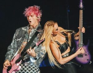 Sophie Lloyd Instagram - So excited to be back in the US with @machinegunkelly for a few shows this week 🤘🏼

#mgk #wyoming #northdakota #statefair #frontierdays #machinegunkelly #rockmusic #livemusic