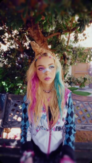 Sophie Luborsky Instagram - i 💗 vegans but ya the rest can stfu respectfully 
@omarfilmzz @mrjoedesantis 🎥
@morganneyambro 🦎🦎
-
-
-
-
-
-
-
#reels #reelsinstagram #ａｅｓｔｈｅｔｉｃ #memesong #meme #songlyrics #musicreels #olivertree #sophiepowers #comedy #singersofinstagram #explorereels🤩 #newmusic #yunggravy #boburnham