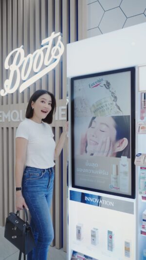 Sopitnapa Chumpanee Instagram - #คุณโสภิตมีเรื่องจะเล่าค่ะ วันนี้เจี๊ยบมาเดินเล่น EmQuartier รอรับลูกชายค่ะ ลูกชายอายุ 18 แล้ว คุณแม่อย่างเราก็ต้องดูแลตัวเองดูแลตัวเองให้ดีที่สุดค่ะ ... วันนี้เจี๊ยบมีโปรโมชั่นพิเศษ ของ Eucerin มาฝากนะคะ พร้อมของขวัญพิเศษมากมาย... และเป็นโปรโมชั่นพิเศษเฉพาะที่ Boots ทุกสาขาค่ะ Promotion เค้าปังมากๆ ♥️👩🏻 สอบถามข้อมูลเพิ่มเติมได้ที่พนักงาน Boots ทุกสาขาเลยค่า 👩🏻💋#EucerinThailand 
#ขั้นสุดของความคุ้ม