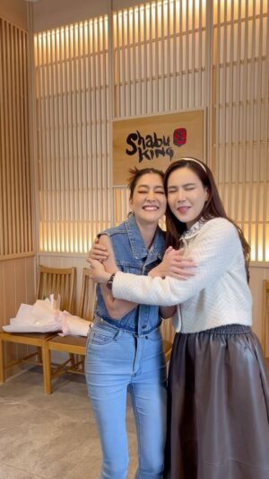 Sopitnapa Chumpanee Instagram - เจอกันวันเสาร์หน้า #นิวพาซ่า 15:30 กับคุณระย้า2024 นะคะ #รอยรักรอยบาป ❤️👩🏻❤️

#คุณระย้า มีใครได้ดู คุณระย้า 2009  บ้างค้า😊

ดีใจที่สุดที่ได้เจอนะจ๊ะ น้องเจี๊ยบ ได้ไป Surprise น้องในที่สุด ❤️ @jeab_pijittra  ขอบคุณ นิว หนวด จ๊ะ @new.nuad #นิวพาซ่า 

❤️💋