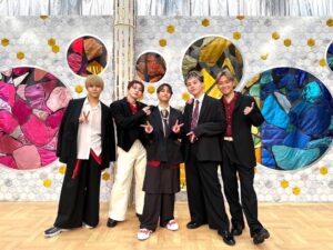 Sota Hanamura Instagram - 同期コラボ。
本当に楽しかったなぁー。
僕たちの思い出は六本木morph tokyo。
DISH//の北村くんとも話しましたがこの三組が揃うとあの場所を思い出します。
あの場所でライバルとして仲間として切磋琢磨してた約10年前。地上波でコラボまでできるようになって、
つくづく10年で何が起こるかわからないなと実感します。
ある意味初心にかえった今日は明日のために必要不可欠でした。
さぁ6面さん明日は夏フェスを超えるくらいの暑さをみせてね。
そのために僕らがぶちあげます。

#da_ice #超特急