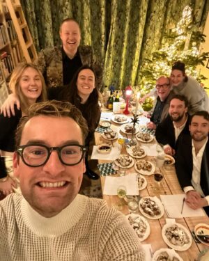 Splinter Chabot Instagram - 🎄✨🪩 OLIEBOLLENTEST 2023 🤩😍 traditie van de familie Chabot: aan het einde van het jaar oliebollen halen en dan de Grote Oliebollentest doen 🎉 We hebben weer een winnaar (en zijn nu aan het bijkomen… Met veeeel te ronde buikjes 😂)

Foto 1: Klaar voor de test 💖
Foto 2: Eerder op de dag de oliebollen halen, stiekem het een en ander alvast proeven 😏
Foto 3: Na een uurtje rondrijden zit de hele achterbak van m’n auto vol oliebollen en appelflappen 🤩 @citroennederland 
Foto 4: In de keuken ligt alles klaar, nu nog in stukjes snijden en op bordjes met nummertjes 
Foto 5: Oliebollentest kan BEGINNEN (zeer serieuze aangelegenheid)
Foto 6: Na de oliebollen volgen de appelflappen ✨
Foto 7: We hebben een WINNAAAAR - oliebollen van de kraam bij het spui en appelflappen van Jarreau ✨🤩🎉

Maaaar zoals altijd: we hebben van alle ballen en flappen genoten 😉😘🎉