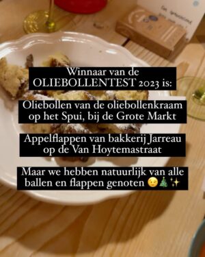Splinter Chabot Instagram - 🎄✨🪩 OLIEBOLLENTEST 2023 🤩😍 traditie van de familie Chabot: aan het einde van het jaar oliebollen halen en dan de Grote Oliebollentest doen 🎉 We hebben weer een winnaar (en zijn nu aan het bijkomen… Met veeeel te ronde buikjes 😂)

Foto 1: Klaar voor de test 💖
Foto 2: Eerder op de dag de oliebollen halen, stiekem het een en ander alvast proeven 😏
Foto 3: Na een uurtje rondrijden zit de hele achterbak van m’n auto vol oliebollen en appelflappen 🤩 @citroennederland 
Foto 4: In de keuken ligt alles klaar, nu nog in stukjes snijden en op bordjes met nummertjes 
Foto 5: Oliebollentest kan BEGINNEN (zeer serieuze aangelegenheid)
Foto 6: Na de oliebollen volgen de appelflappen ✨
Foto 7: We hebben een WINNAAAAR - oliebollen van de kraam bij het spui en appelflappen van Jarreau ✨🤩🎉

Maaaar zoals altijd: we hebben van alle ballen en flappen genoten 😉😘🎉