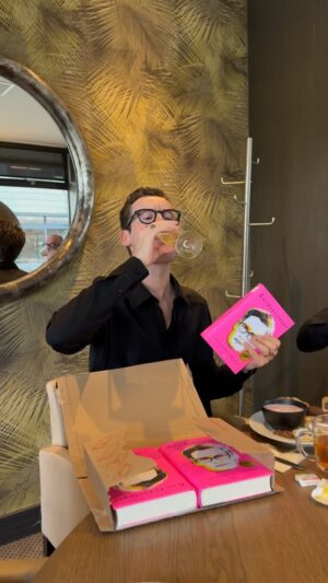 Splinter Chabot Instagram - 💖📚🥂 CHAMPAGNE-ONTBIJT! Want een pakketje van de uitgever: 15de druk van CONFETTIREGEN 🤩💖🤩 VIJFTIENDE! WAUW! En dat tijdens de #boekenweek! FEEST! Nu huppelend het boekenweekweekend in (en een beetje teut door de champie 😂🥂) 💖

@boekenweeknl @uitgeverijpodium @sladjanalabovic