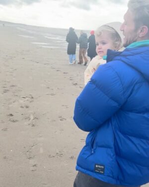 Splinter Chabot Instagram - 💖🍾✨Verlate onsamenhangende fotodump! 💖 Laatste dagen van het oude jaar afsluiten en eerste dagen van het nieuwe jaar beginnen in deze fijne bubbel 💖 

1: ik wil papa worden 😉🙃
2: Coco wil wandelen 💖 
3: Blijven zelf ook kinderen, hè @caatjebbb 💖
4: Weerwolven op oudejaarsavond 
5: vuurwerk 🎆 
6: Oud&Nieuw Groeppa 💖
7: Met baby Scout 🤩
8: Ontbijtsessies
9: nog meer wandelen
10: Nieuwjaarsduik 😱💦