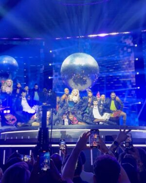 Splinter Chabot Instagram - VRIJDAG MADONNA - nog steeds aan het nagenieten!!! 🤩💖🤩 Queen of Pop: ze maakte het helemaal waar. 🪩💦🎉

Een geweldige show, vol spektakel én ontroering. Ze bracht een hommage aan de vele aids-slachtoffers. In haar speech vertelde ze over hoe ze een generatie verloren zag gaan en hoe de politiek en de samenleving niks deed om te helpen. Ze stond stil bij de strijd die vele minderheidsgroepen hebben moeten voeren en nog steeds voeren, en gaf hen, zoals ze dat al haar hele leven doet, een gigantisch podium. 🏳️‍🌈🕊️🤍 O en ja, ze kwam later, maar alle aanwezigen waren het wachten direct vergeten toen ze begon 💖🤩🎉🪩

Foto 1: Samen met de mama en broertje Storm
Foto 2: There is The Queen 👑
Foto 3: 🪩🕺🏻🪩
Foto 4: Prachtige ode aan alle aidsslachtoffers en dat op wereldaidsdag @aidsfonds 
Foto 5: 🙏🏼🙏🏼🙏🏼
Foto 6: Die another day 💀
Foto 7: VOGUE BITCHES 1 - (die kleding en die dansers: 🤤💦🎉)
Foto 8: VOGUE BITCHES 2
Foto 9: Blij koppie aan het dansen 💖
Foto 10: Hoe anders de avond afsluiten dan langsgaan bij de mcdrive - m’n hele @citroennederland ruikt nu wel naar hamburgers 😂