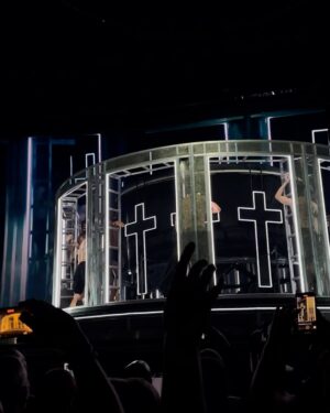 Splinter Chabot Instagram - VRIJDAG MADONNA - nog steeds aan het nagenieten!!! 🤩💖🤩 Queen of Pop: ze maakte het helemaal waar. 🪩💦🎉

Een geweldige show, vol spektakel én ontroering. Ze bracht een hommage aan de vele aids-slachtoffers. In haar speech vertelde ze over hoe ze een generatie verloren zag gaan en hoe de politiek en de samenleving niks deed om te helpen. Ze stond stil bij de strijd die vele minderheidsgroepen hebben moeten voeren en nog steeds voeren, en gaf hen, zoals ze dat al haar hele leven doet, een gigantisch podium. 🏳️‍🌈🕊️🤍 O en ja, ze kwam later, maar alle aanwezigen waren het wachten direct vergeten toen ze begon 💖🤩🎉🪩

Foto 1: Samen met de mama en broertje Storm
Foto 2: There is The Queen 👑
Foto 3: 🪩🕺🏻🪩
Foto 4: Prachtige ode aan alle aidsslachtoffers en dat op wereldaidsdag @aidsfonds 
Foto 5: 🙏🏼🙏🏼🙏🏼
Foto 6: Die another day 💀
Foto 7: VOGUE BITCHES 1 - (die kleding en die dansers: 🤤💦🎉)
Foto 8: VOGUE BITCHES 2
Foto 9: Blij koppie aan het dansen 💖
Foto 10: Hoe anders de avond afsluiten dan langsgaan bij de mcdrive - m’n hele @citroennederland ruikt nu wel naar hamburgers 😂