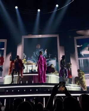 Splinter Chabot Instagram - VRIJDAG MADONNA - nog steeds aan het nagenieten!!! 🤩💖🤩 Queen of Pop: ze maakte het helemaal waar. 🪩💦🎉

Een geweldige show, vol spektakel én ontroering. Ze bracht een hommage aan de vele aids-slachtoffers. In haar speech vertelde ze over hoe ze een generatie verloren zag gaan en hoe de politiek en de samenleving niks deed om te helpen. Ze stond stil bij de strijd die vele minderheidsgroepen hebben moeten voeren en nog steeds voeren, en gaf hen, zoals ze dat al haar hele leven doet, een gigantisch podium. 🏳️‍🌈🕊️🤍 O en ja, ze kwam later, maar alle aanwezigen waren het wachten direct vergeten toen ze begon 💖🤩🎉🪩

Foto 1: Samen met de mama en broertje Storm
Foto 2: There is The Queen 👑
Foto 3: 🪩🕺🏻🪩
Foto 4: Prachtige ode aan alle aidsslachtoffers en dat op wereldaidsdag @aidsfonds 
Foto 5: 🙏🏼🙏🏼🙏🏼
Foto 6: Die another day 💀
Foto 7: VOGUE BITCHES 1 - (die kleding en die dansers: 🤤💦🎉)
Foto 8: VOGUE BITCHES 2
Foto 9: Blij koppie aan het dansen 💖
Foto 10: Hoe anders de avond afsluiten dan langsgaan bij de mcdrive - m’n hele @citroennederland ruikt nu wel naar hamburgers 😂