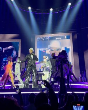 Splinter Chabot Instagram - VRIJDAG MADONNA - nog steeds aan het nagenieten!!! 🤩💖🤩 Queen of Pop: ze maakte het helemaal waar. 🪩💦🎉

Een geweldige show, vol spektakel én ontroering. Ze bracht een hommage aan de vele aids-slachtoffers. In haar speech vertelde ze over hoe ze een generatie verloren zag gaan en hoe de politiek en de samenleving niks deed om te helpen. Ze stond stil bij de strijd die vele minderheidsgroepen hebben moeten voeren en nog steeds voeren, en gaf hen, zoals ze dat al haar hele leven doet, een gigantisch podium. 🏳️‍🌈🕊️🤍 O en ja, ze kwam later, maar alle aanwezigen waren het wachten direct vergeten toen ze begon 💖🤩🎉🪩

Foto 1: Samen met de mama en broertje Storm
Foto 2: There is The Queen 👑
Foto 3: 🪩🕺🏻🪩
Foto 4: Prachtige ode aan alle aidsslachtoffers en dat op wereldaidsdag @aidsfonds 
Foto 5: 🙏🏼🙏🏼🙏🏼
Foto 6: Die another day 💀
Foto 7: VOGUE BITCHES 1 - (die kleding en die dansers: 🤤💦🎉)
Foto 8: VOGUE BITCHES 2
Foto 9: Blij koppie aan het dansen 💖
Foto 10: Hoe anders de avond afsluiten dan langsgaan bij de mcdrive - m’n hele @citroennederland ruikt nu wel naar hamburgers 😂