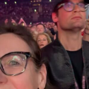 Splinter Chabot Instagram - VRIJDAG MADONNA - nog steeds aan het nagenieten!!! 🤩💖🤩 Queen of Pop: ze maakte het helemaal waar. 🪩💦🎉

Een geweldige show, vol spektakel én ontroering. Ze bracht een hommage aan de vele aids-slachtoffers. In haar speech vertelde ze over hoe ze een generatie verloren zag gaan en hoe de politiek en de samenleving niks deed om te helpen. Ze stond stil bij de strijd die vele minderheidsgroepen hebben moeten voeren en nog steeds voeren, en gaf hen, zoals ze dat al haar hele leven doet, een gigantisch podium. 🏳️‍🌈🕊️🤍 O en ja, ze kwam later, maar alle aanwezigen waren het wachten direct vergeten toen ze begon 💖🤩🎉🪩

Foto 1: Samen met de mama en broertje Storm
Foto 2: There is The Queen 👑
Foto 3: 🪩🕺🏻🪩
Foto 4: Prachtige ode aan alle aidsslachtoffers en dat op wereldaidsdag @aidsfonds 
Foto 5: 🙏🏼🙏🏼🙏🏼
Foto 6: Die another day 💀
Foto 7: VOGUE BITCHES 1 - (die kleding en die dansers: 🤤💦🎉)
Foto 8: VOGUE BITCHES 2
Foto 9: Blij koppie aan het dansen 💖
Foto 10: Hoe anders de avond afsluiten dan langsgaan bij de mcdrive - m’n hele @citroennederland ruikt nu wel naar hamburgers 😂