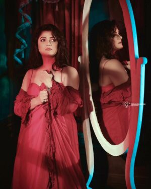 Srabanti Chatterjee Instagram - I took a deep breath and listened to the old brag of my heart. I am, I am, I am .

 Sylvia Plath
@navinmakeupartist