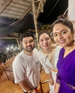 Sreemukhi Instagram - Edukondala vaada 
Venkata Ramana 
Govinda Govinda 🙏🏻🧿✨🥹
Modati sari metlu ekkamu! 🥹

#tirupati #tirumala #firsttimeever #sreemukhi