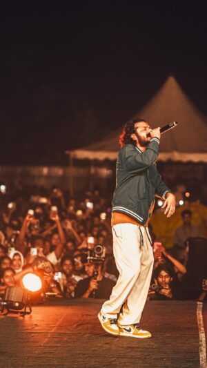 Sreenath Bhasi Instagram - “ I don’t want this night to ever end “ @dhwani_cet 

📸 @ebysolickal 

💡 @sebin_olickal @lagflsdesigns 
📺 @vj_akhil_ @visual_vibes._ 
🔉 @jerrygbensiar 

#sreenathbhasi #live #concert #vibe #music #hiphop #blackandwhite #band #gigs