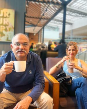 Srishti Jain Instagram - Sunday photo Dump! 

Had a late call time for work, got to spend a slow morning with the Fam after a long time and did a little shopping and coffee is mandatory ! 

Now at work back to grinding! #perfectsunday❤️