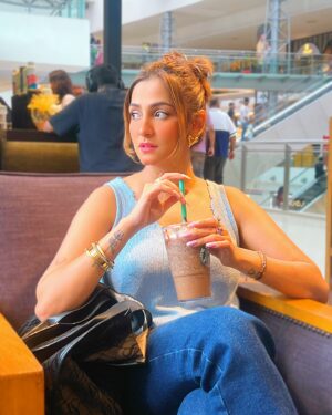 Srishti Jain Instagram - Sunday photo Dump! 

Had a late call time for work, got to spend a slow morning with the Fam after a long time and did a little shopping and coffee is mandatory ! 

Now at work back to grinding! #perfectsunday❤️