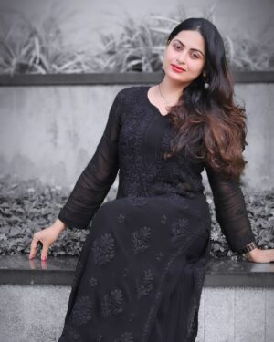 Sruthi Lakshmi Instagram - The joy of dressings is an art.-.... 🖤🖤

 Thank u @chikankariaffair for this beautiful salwar🖤🖤