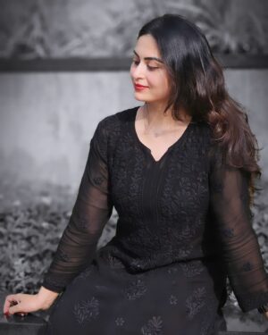 Sruthi Lakshmi Instagram - The joy of dressings is an art.-.... 🖤🖤

 Thank u @chikankariaffair for this beautiful salwar🖤🖤