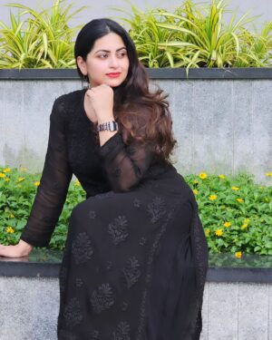 Sruthi Lakshmi Instagram - The joy of dressings is an art.-.... 🖤🖤

 Thank u @chikankariaffair for this beautiful salwar🖤🖤