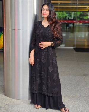 Sruthi Lakshmi Instagram - The joy of dressings is an art.-.... 🖤🖤

 Thank u @chikankariaffair for this beautiful salwar🖤🖤