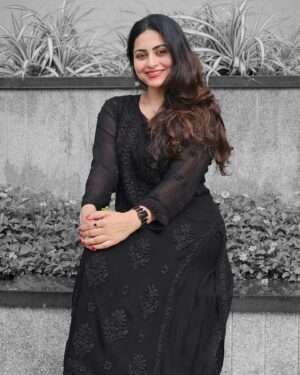 Sruthi Lakshmi Instagram - The joy of dressings is an art.-.... 🖤🖤

 Thank u @chikankariaffair for this beautiful salwar🖤🖤