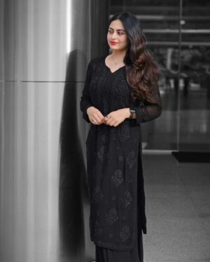 Sruthi Lakshmi Instagram - The joy of dressings is an art.-.... 🖤🖤

 Thank u @chikankariaffair for this beautiful salwar🖤🖤