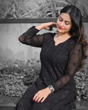 Sruthi Lakshmi Instagram - The joy of dressings is an art.-.... 🖤🖤

 Thank u @chikankariaffair for this beautiful salwar🖤🖤