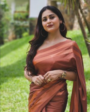 Sruthi Lakshmi Instagram - 🤎🤎🤎🤎🤎🤎🤎🤎🤎🤎🤎

Wearing Amma's 32 years old saree gifted by Pappa🤎🤎

📸@avin_anto 

@amaanaplantationresort 

#sareelover #malayalamactress #love