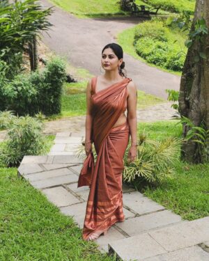Sruthi Lakshmi Instagram - 🤎🤎🤎🤎🤎🤎🤎🤎🤎🤎🤎

Wearing Amma's 32 years old saree gifted by Pappa🤎🤎

📸@avin_anto 

@amaanaplantationresort 

#sareelover #malayalamactress #love