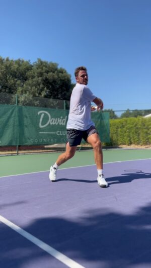 Stanislas Wawrinka Instagram - Back to basic ♟️🎾☀️🥵💪🏻⏳❤️
#hardwork #passion #trusttheprocess #enjoy