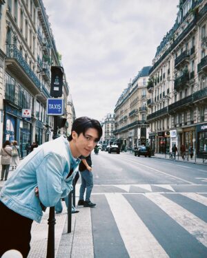 Stanley Yau Instagram - // 我與巴黎街道相戀的五分鐘，好浪漫🗼
只能在車上探索巴黎， 下次再好好感受吧！
#mirrorweare #paris