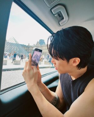 Stanley Yau Instagram - // 我與巴黎街道相戀的五分鐘，好浪漫🗼
只能在車上探索巴黎， 下次再好好感受吧！
#mirrorweare #paris